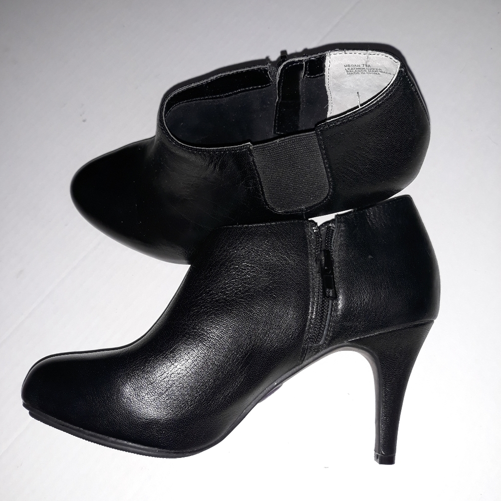 5/$25 💕 Me Too black leather zip ankle boots. 3.5 inches heel. Size 7